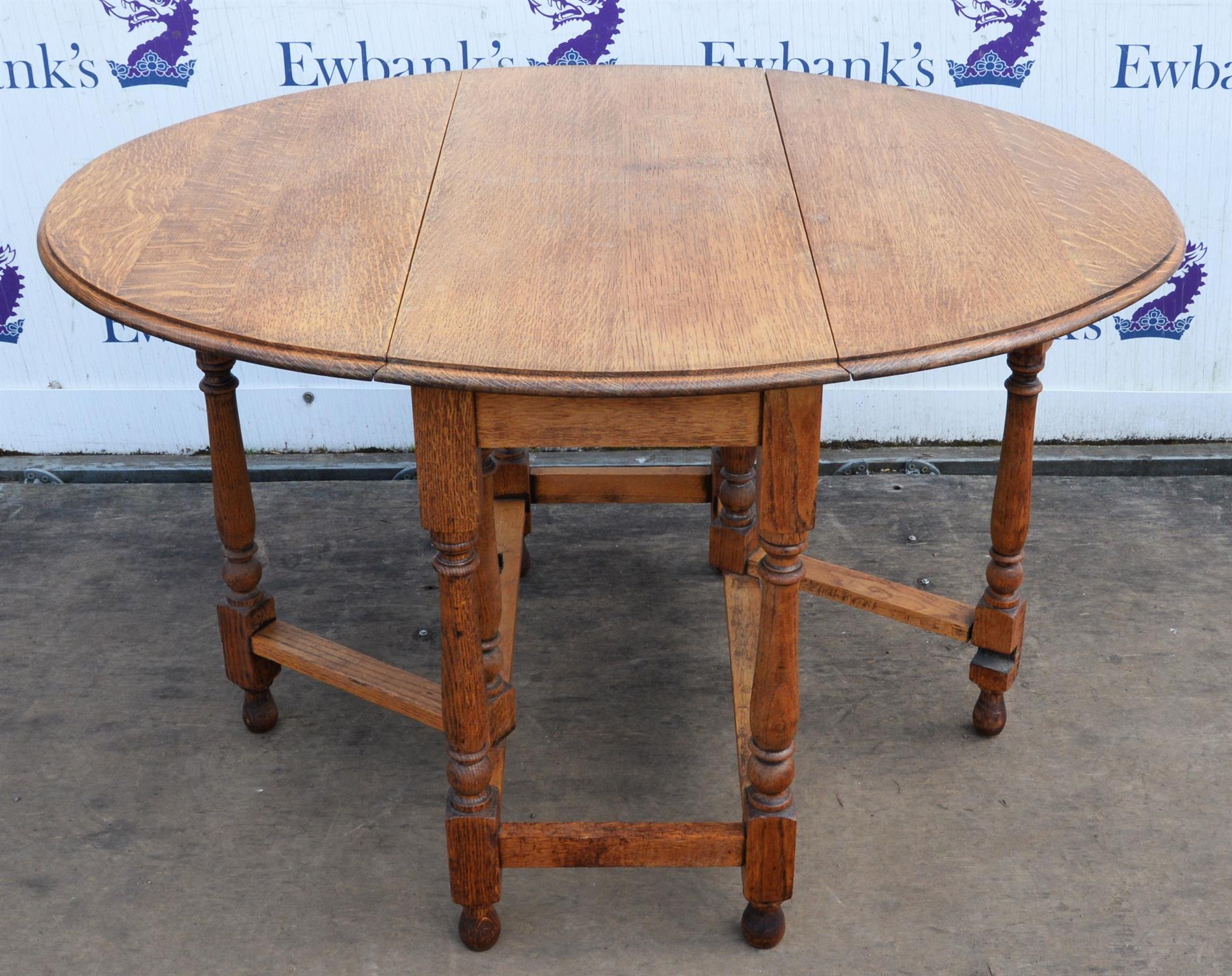 Oak two flap oval gate leg table, 20th Century, 72.5cm high x 121cm extended x 92cm deep - Image 4 of 5