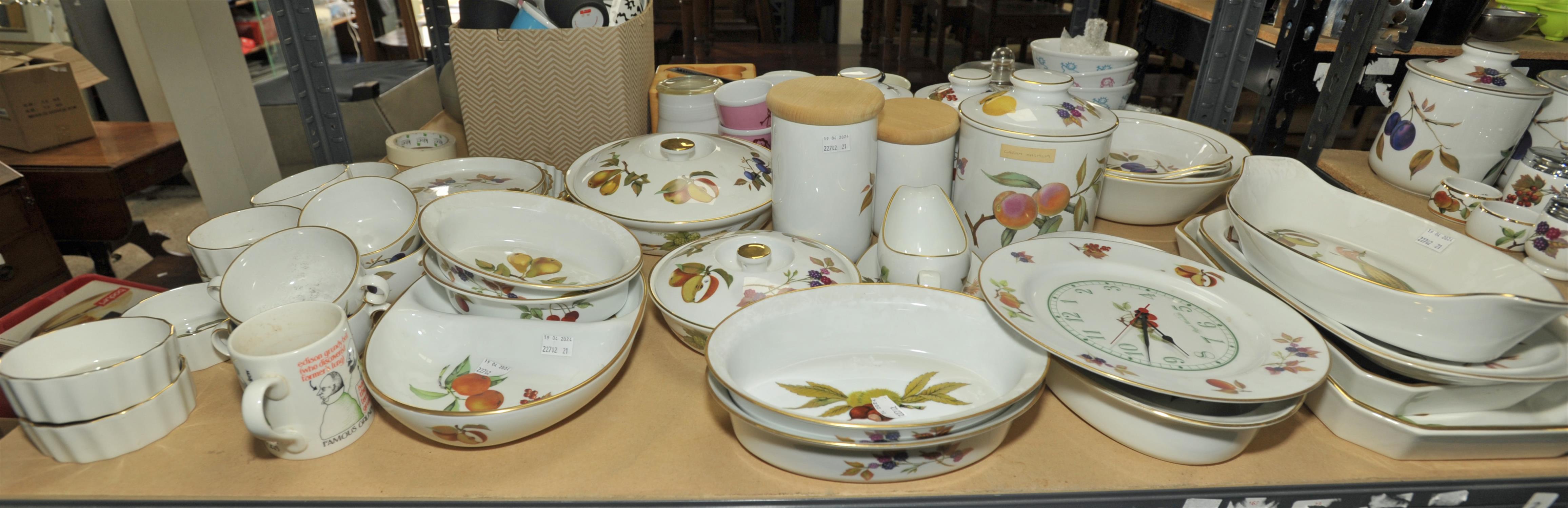 An extensive collection of Royal Worcester ' Evesham' pattern dinner and tea wares. (qty) - Image 2 of 8