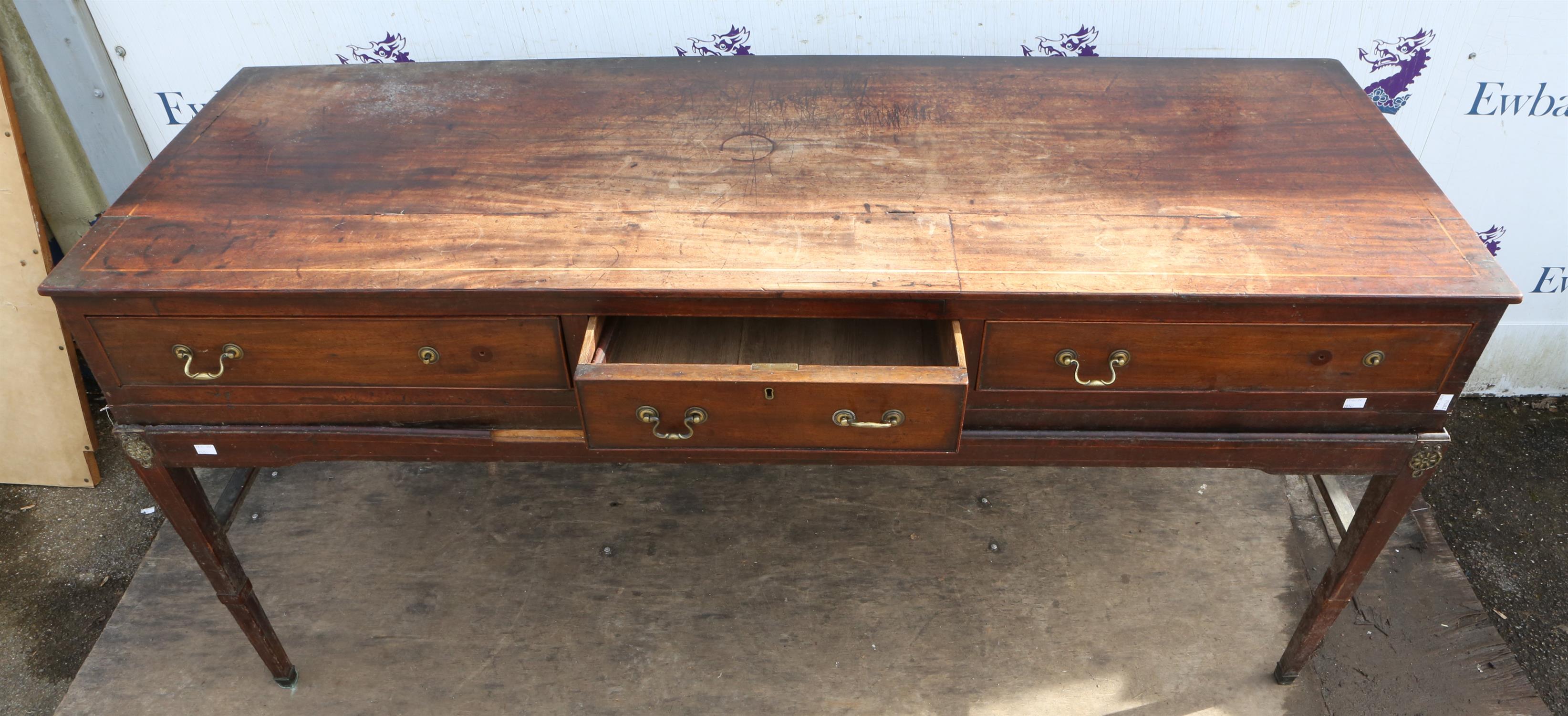 A Georgian mahogany and line inlaid side board, three long drawers over base line inlaid raised on - Image 3 of 4