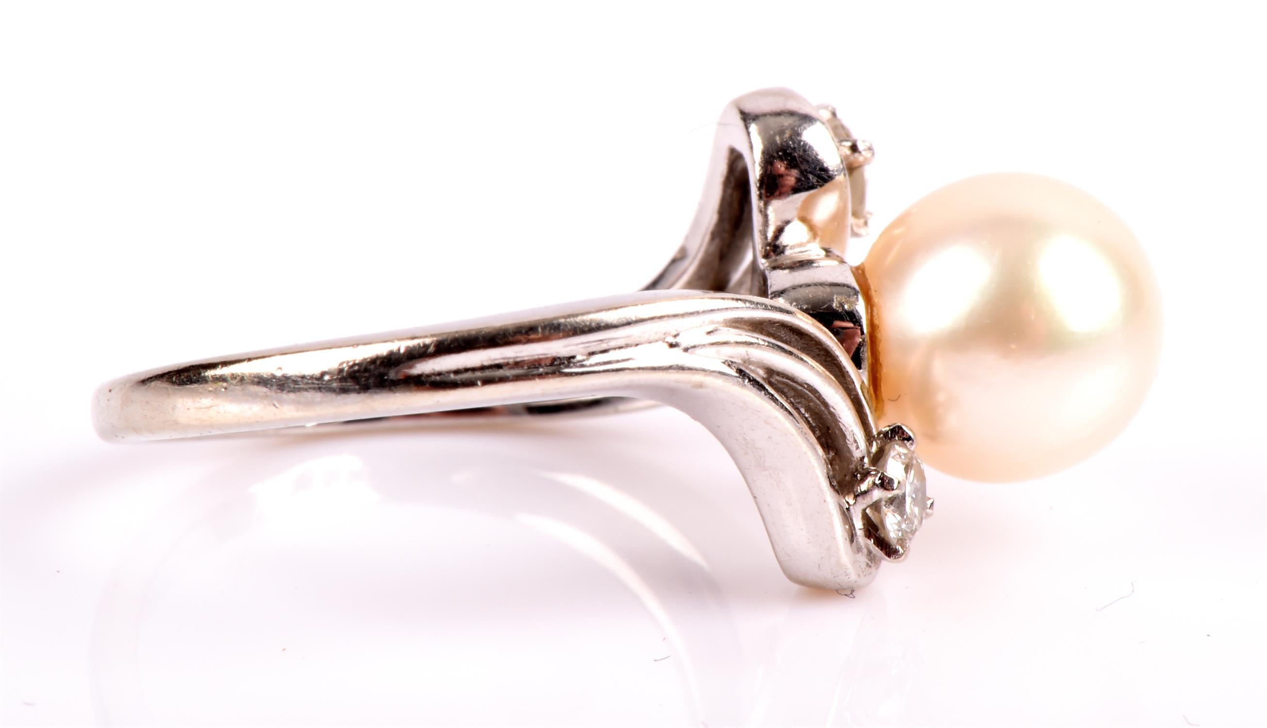Pearl and diamond twist ring, with a 8mm cultured pearl with a round brilliant cut diamond to each - Image 3 of 4