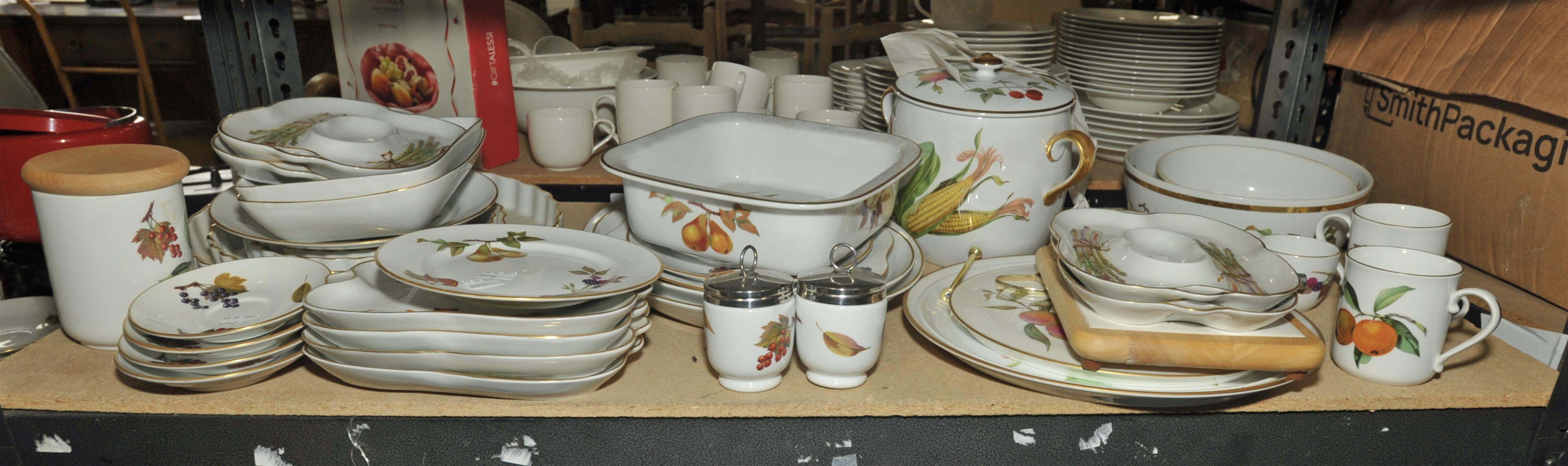 An extensive collection of Royal Worcester ' Evesham' pattern dinner and tea wares. (qty) - Image 6 of 8