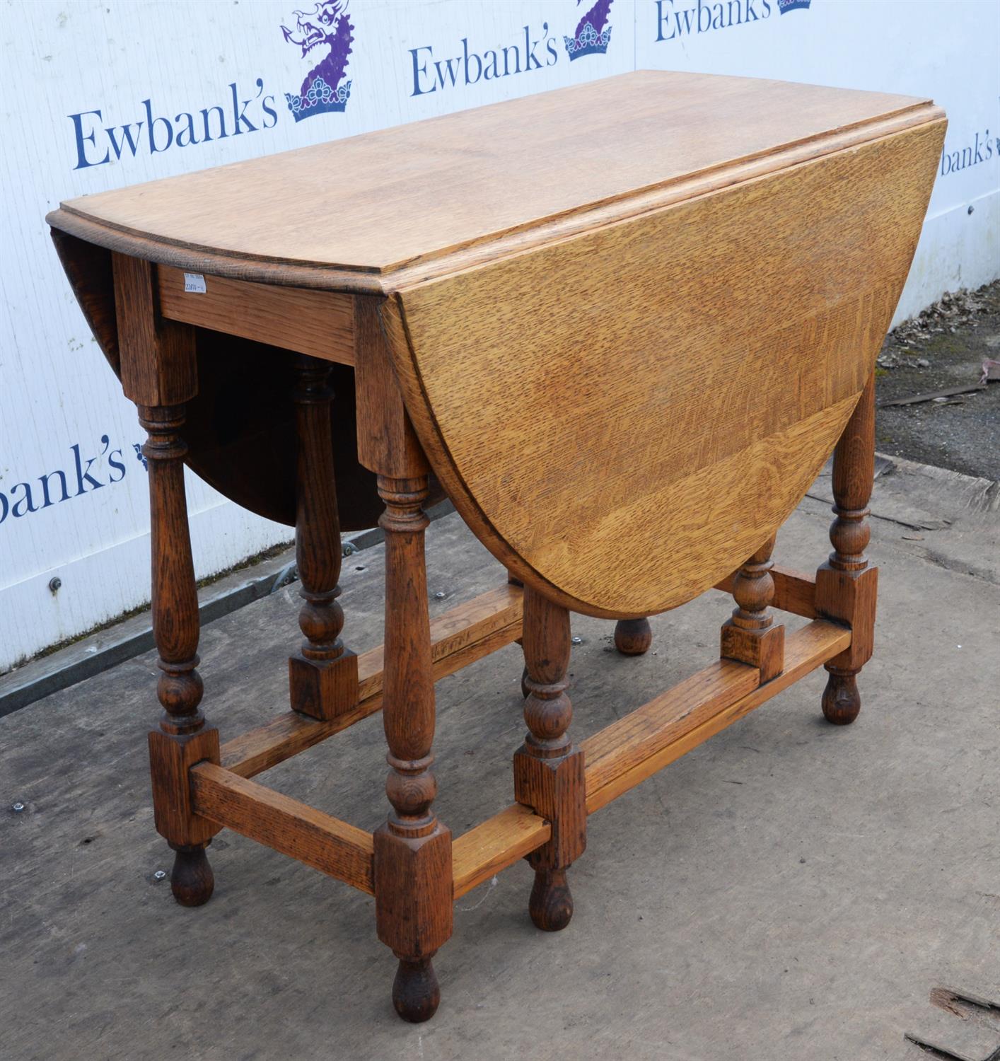 Oak two flap oval gate leg table, 20th Century, 72.5cm high x 121cm extended x 92cm deep - Image 3 of 5