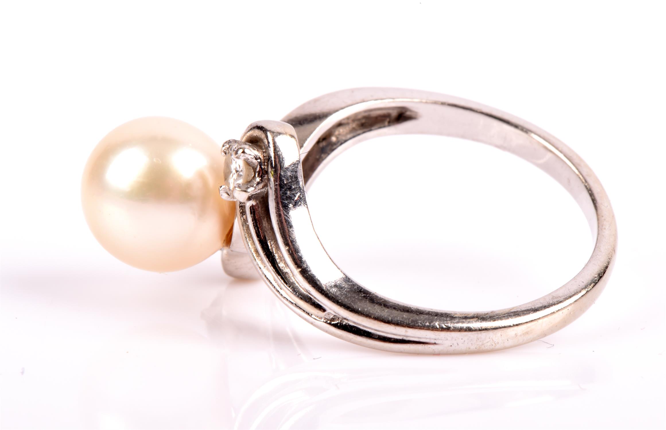 Pearl and diamond twist ring, with a 8mm cultured pearl with a round brilliant cut diamond to each - Image 2 of 4