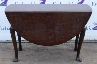 A George II mahogany oval drop leaf table, H 72cm, W 110cm, L 124cm