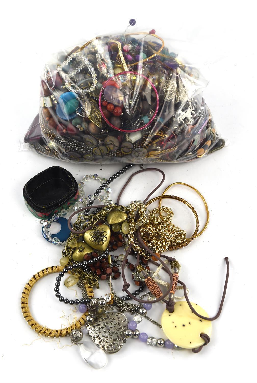 Selection of costume jewellery (Qty)