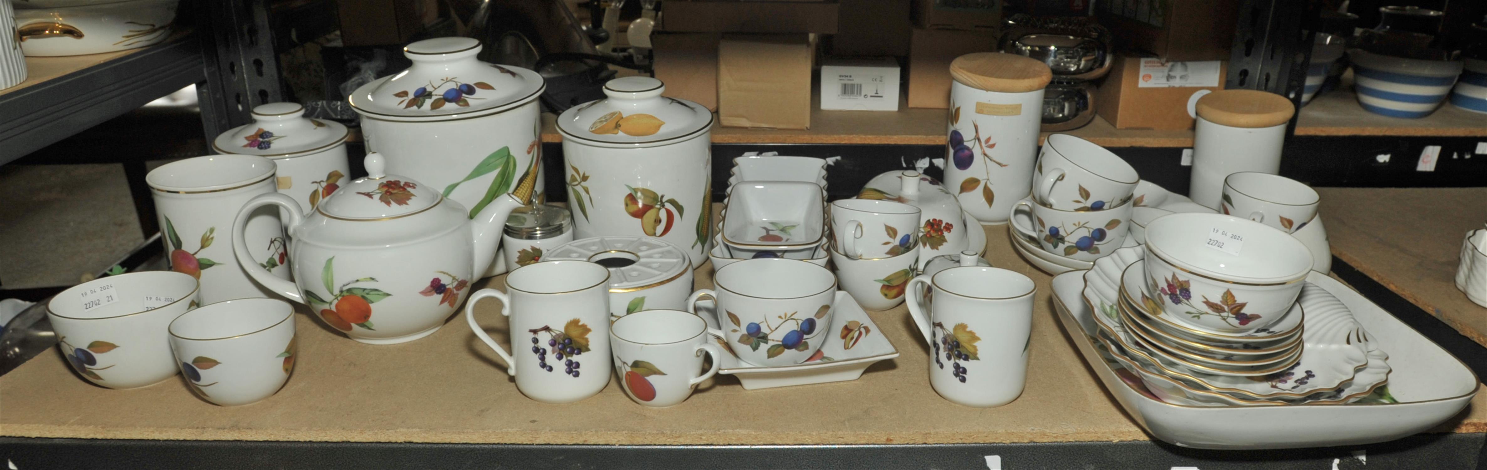 An extensive collection of Royal Worcester ' Evesham' pattern dinner and tea wares. (qty) - Image 7 of 8