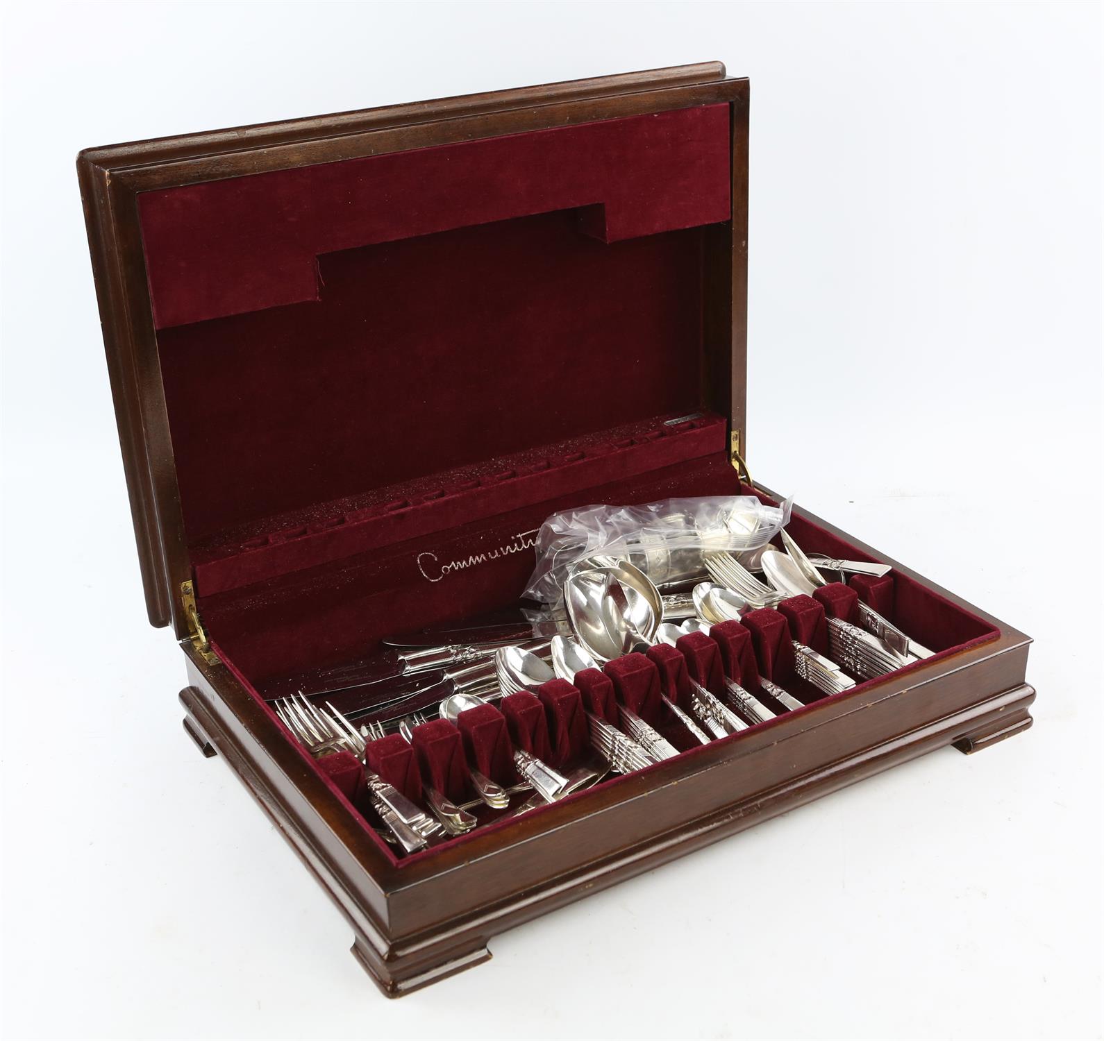 A walnut cased Community silver plated cutlery service, to also include seven silver napkin rings, - Image 2 of 5
