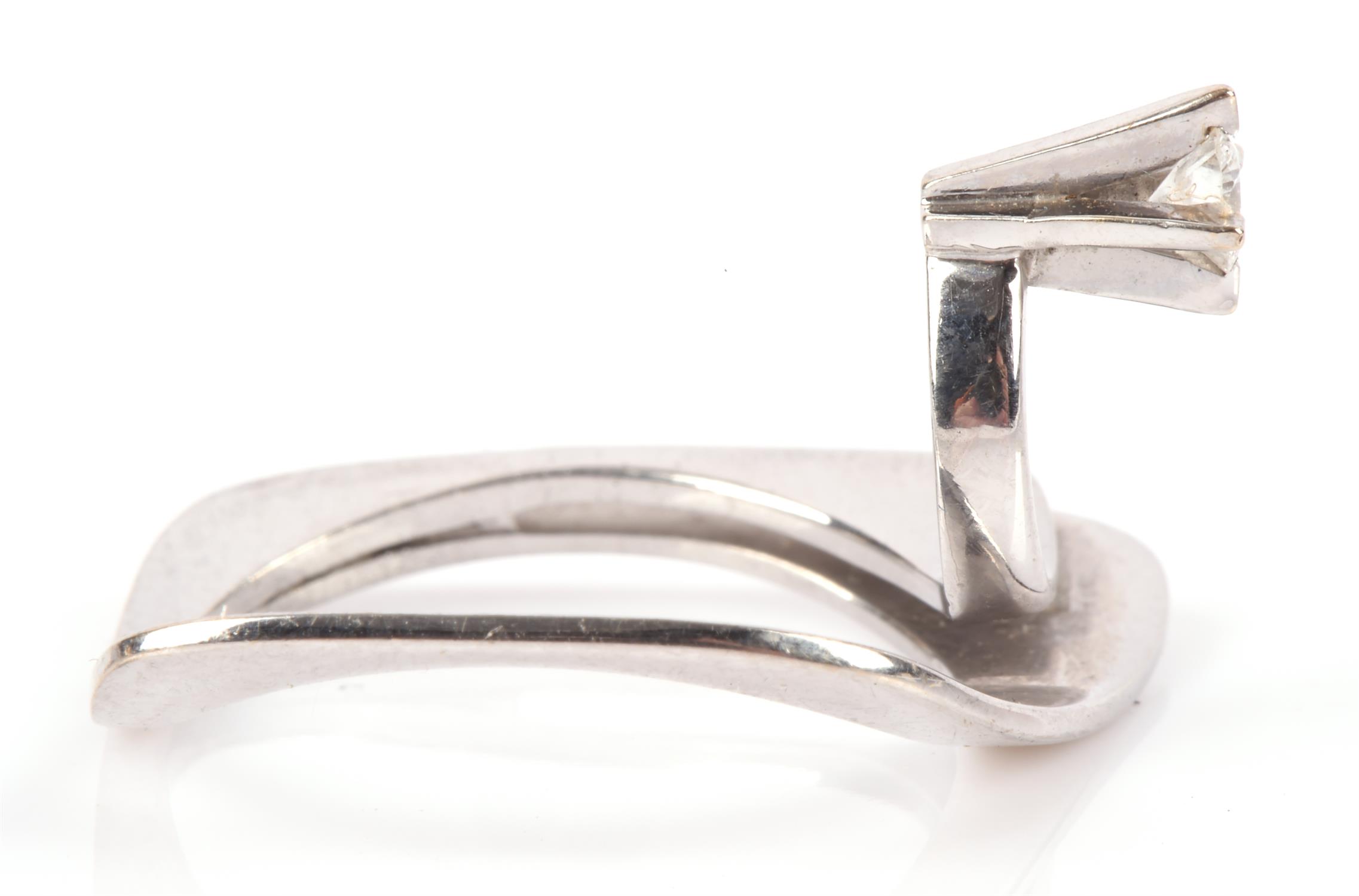 French modern abstract diamond ring, set with a round brilliant cut diamond weighing an estimated 0. - Image 3 of 4