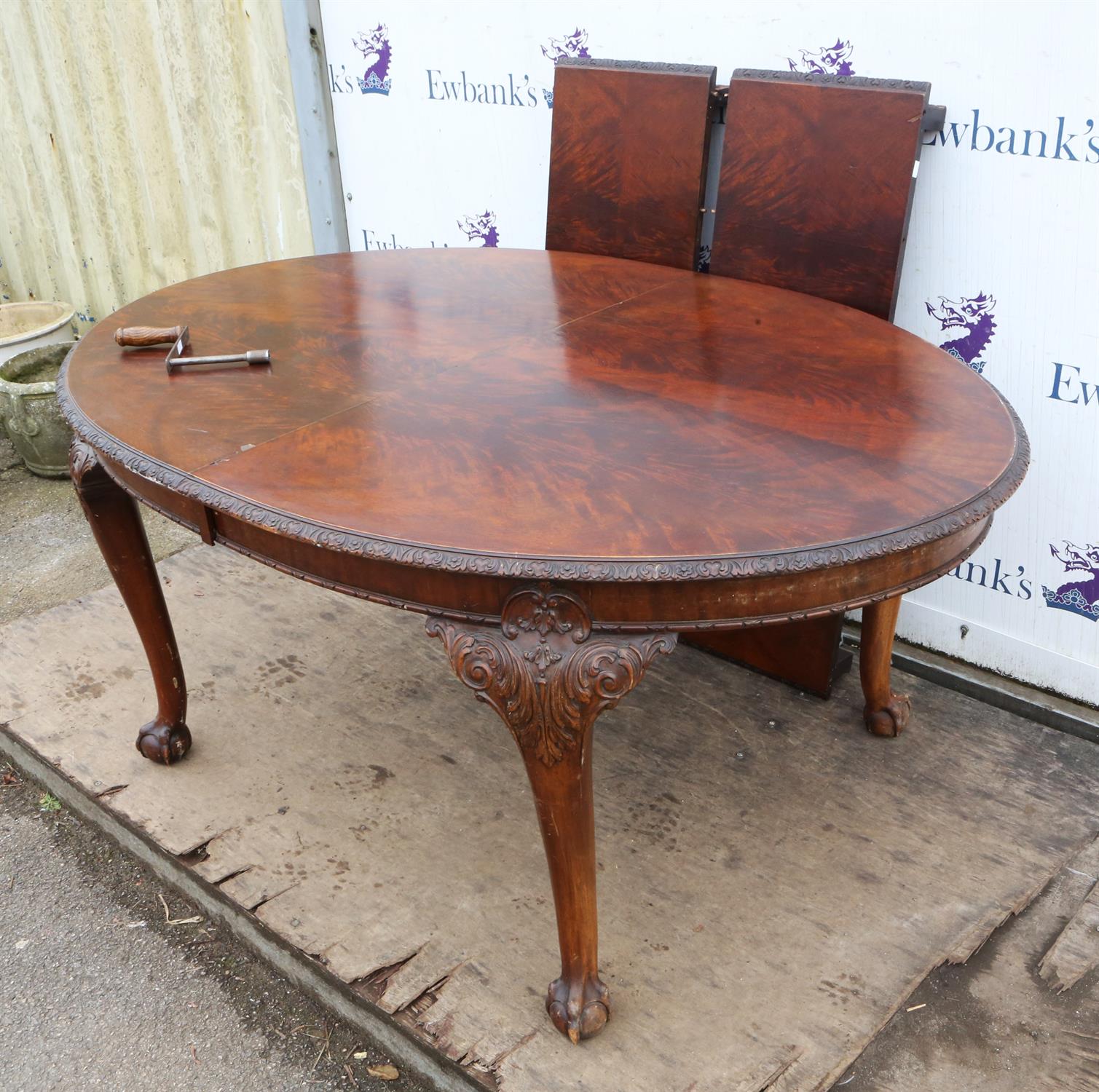 A George III style mahogany extending dining table, 1920s/30s, top quarter veneered in flame - Image 2 of 3