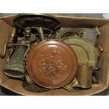 Assorted copper and brass items, to comprise a copper warming pan lacking handle, two jugs,