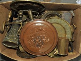 Assorted copper and brass items, to comprise a copper warming pan lacking handle, two jugs,