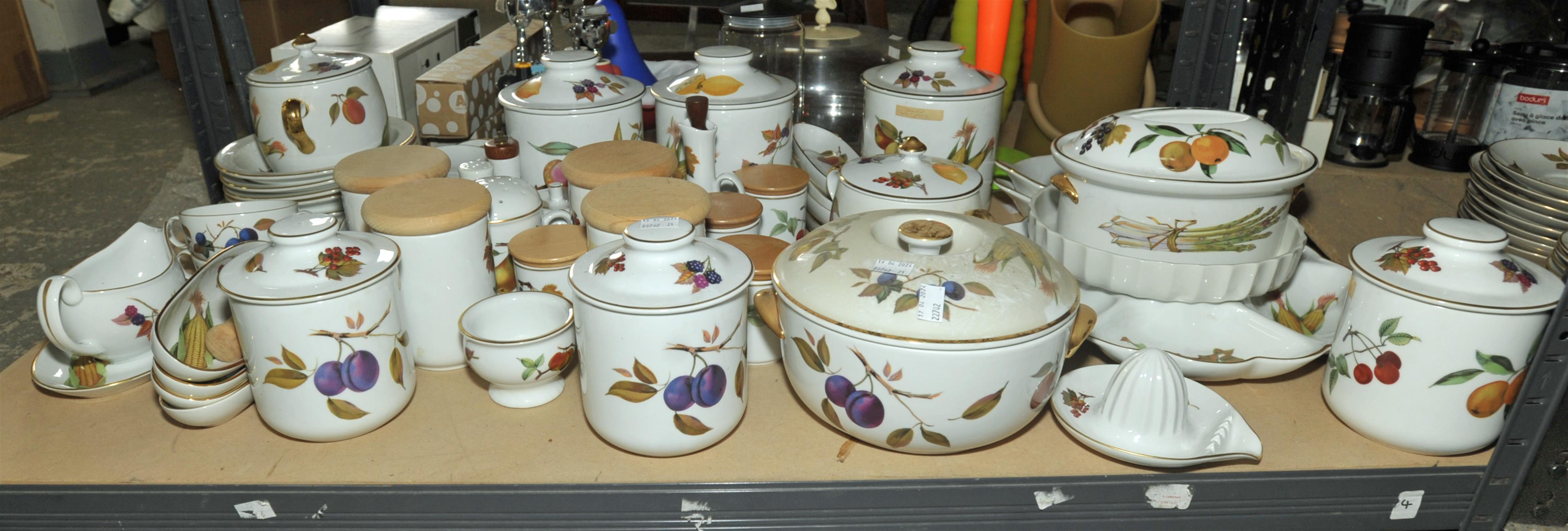 An extensive collection of Royal Worcester ' Evesham' pattern dinner and tea wares. (qty) - Image 4 of 8