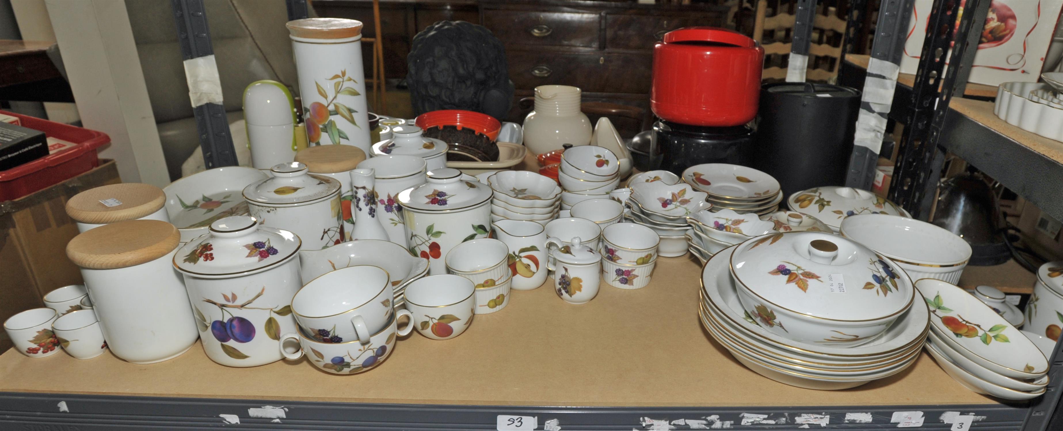 An extensive collection of Royal Worcester ' Evesham' pattern dinner and tea wares. (qty) - Image 3 of 8