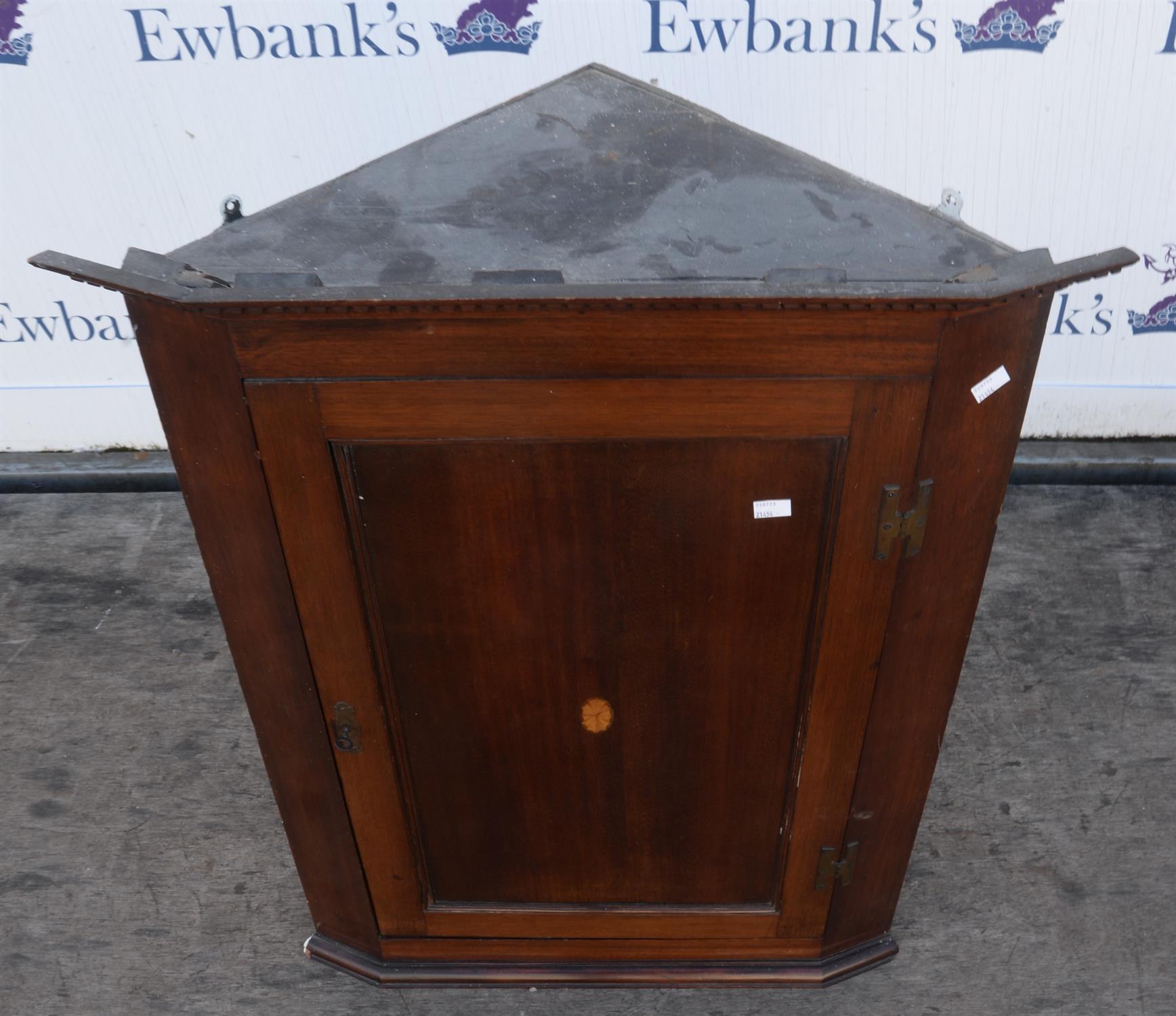 Mahogany corner cupboard, 19th century, dental moulded top with single door, H89 x W68 x D38cm - Image 3 of 3