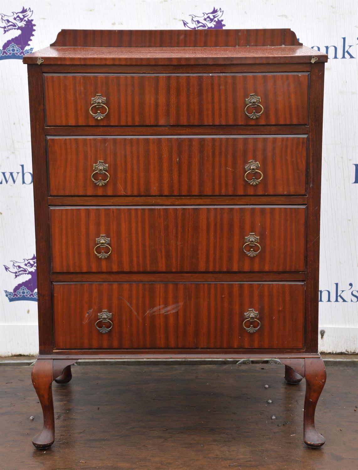 A George III style mahogany chest of drawers, 1920s, H 111cm, W 76cm, D 49cm