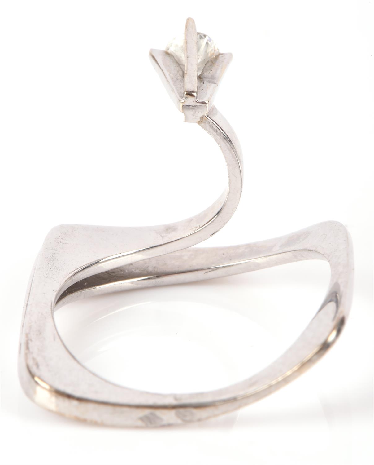 French modern abstract diamond ring, set with a round brilliant cut diamond weighing an estimated 0. - Image 4 of 4