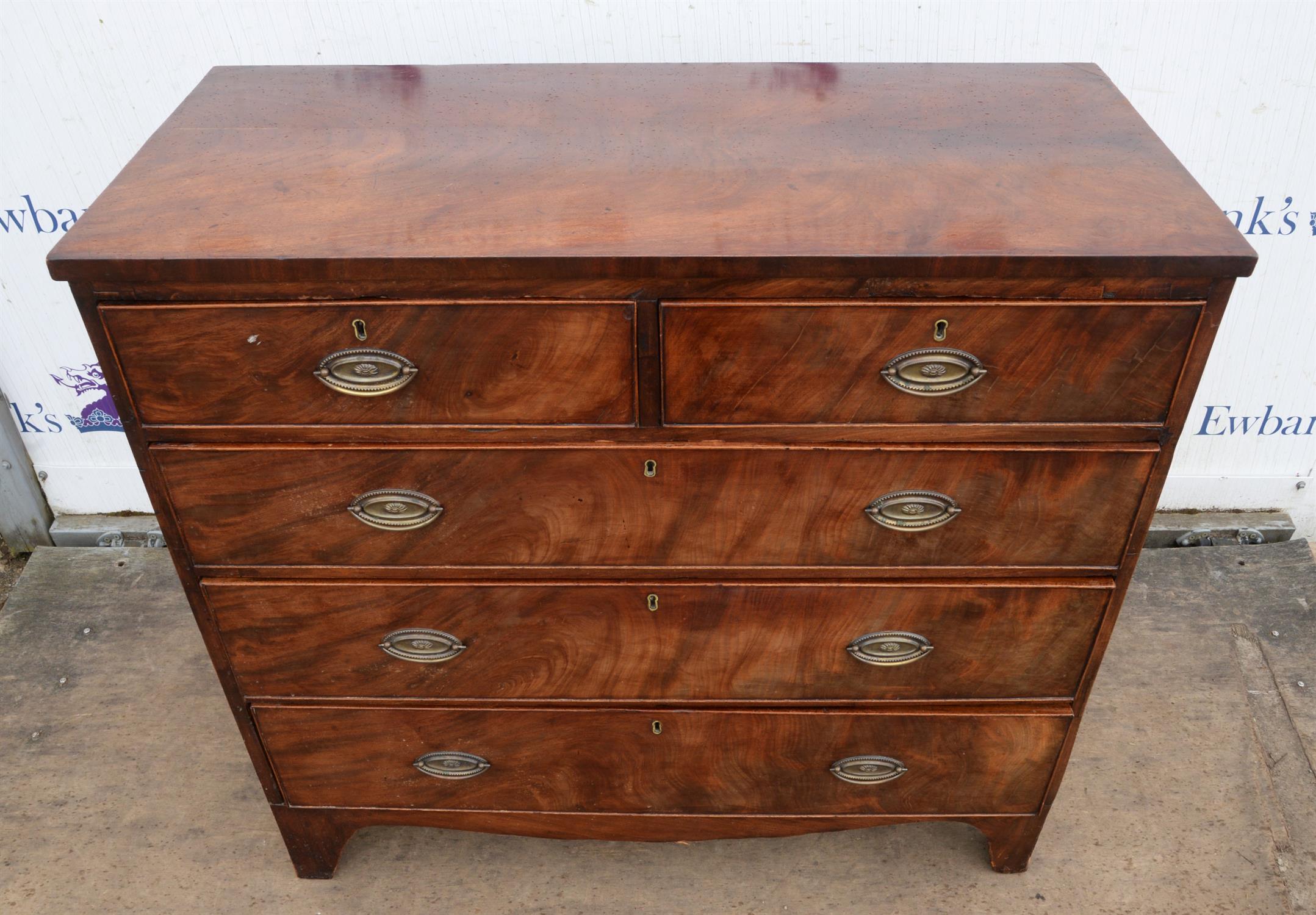 A George IV mahogany chest of drawers, with flame veneers to the drawers, on bracket feet, H 99cm, - Image 3 of 3