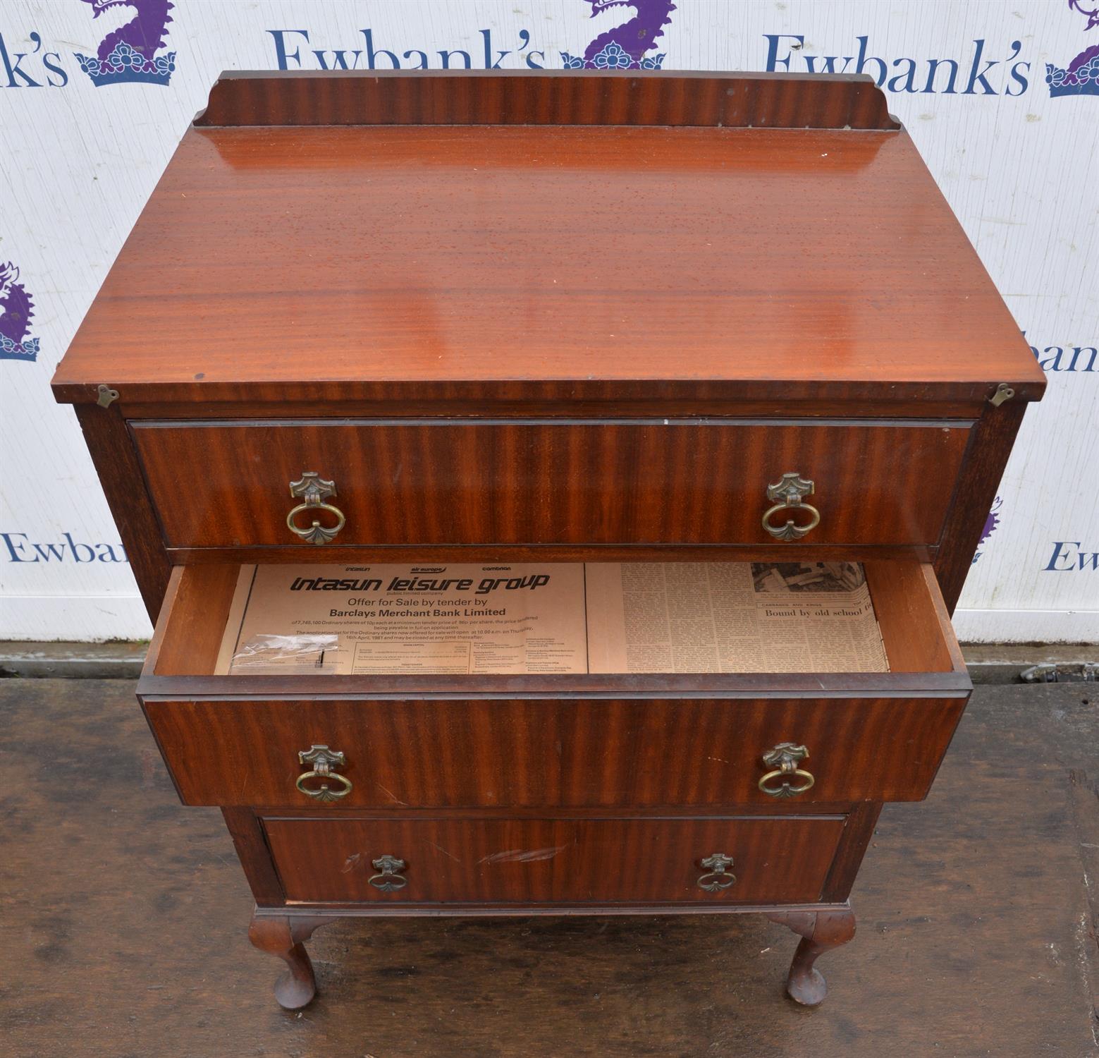 A George III style mahogany chest of drawers, 1920s, H 111cm, W 76cm, D 49cm - Image 4 of 4