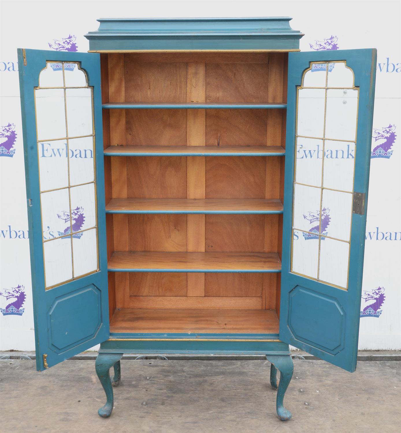 A George III style blue painted and gilt bookcase, 1910/20s, in the Chinese taste, on cabriole legs, - Image 3 of 4