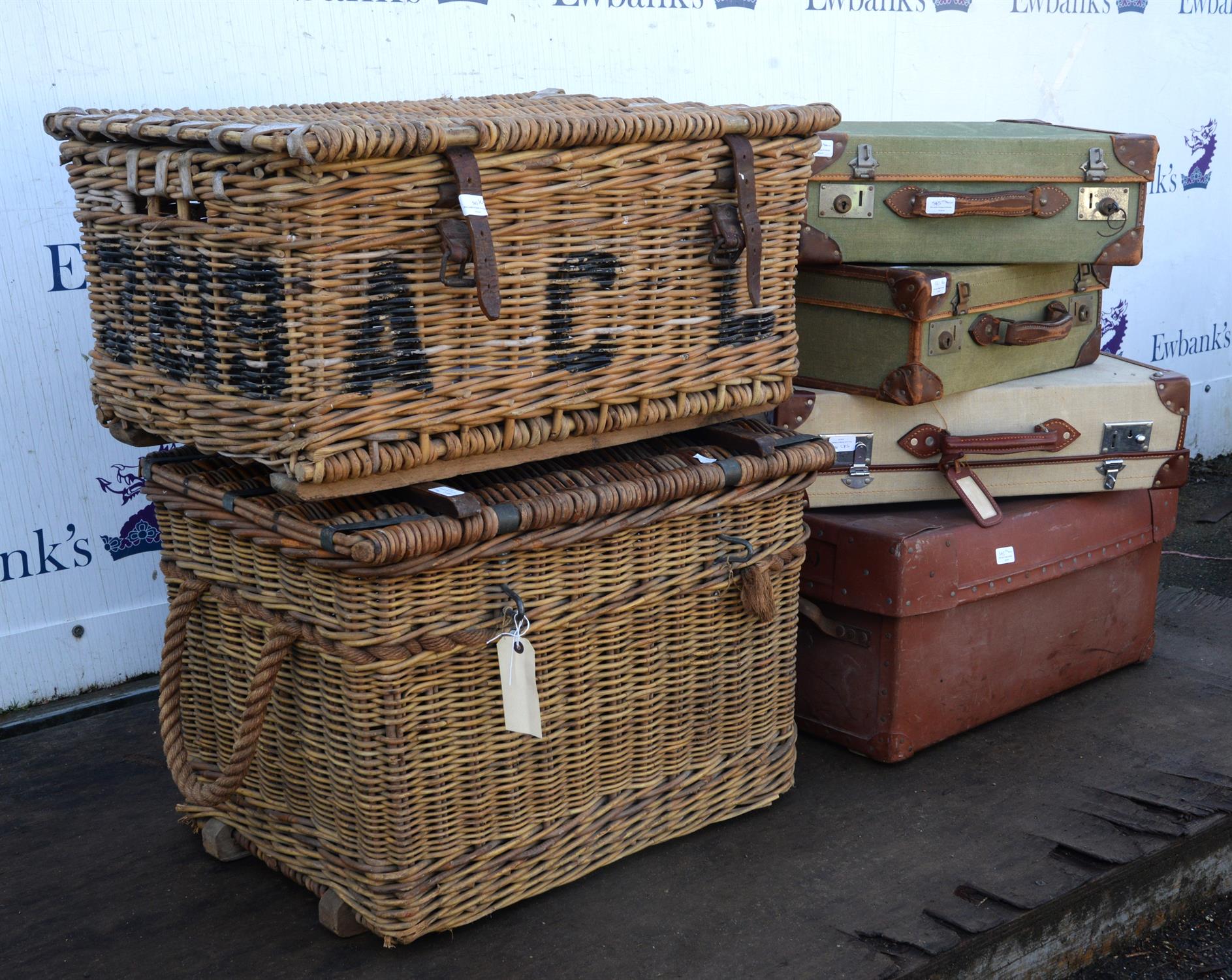 A large wicker hamper basket, 20th Century, 36cm high x 37cm wide x 54cm deep, with a similar - Bild 3 aus 3