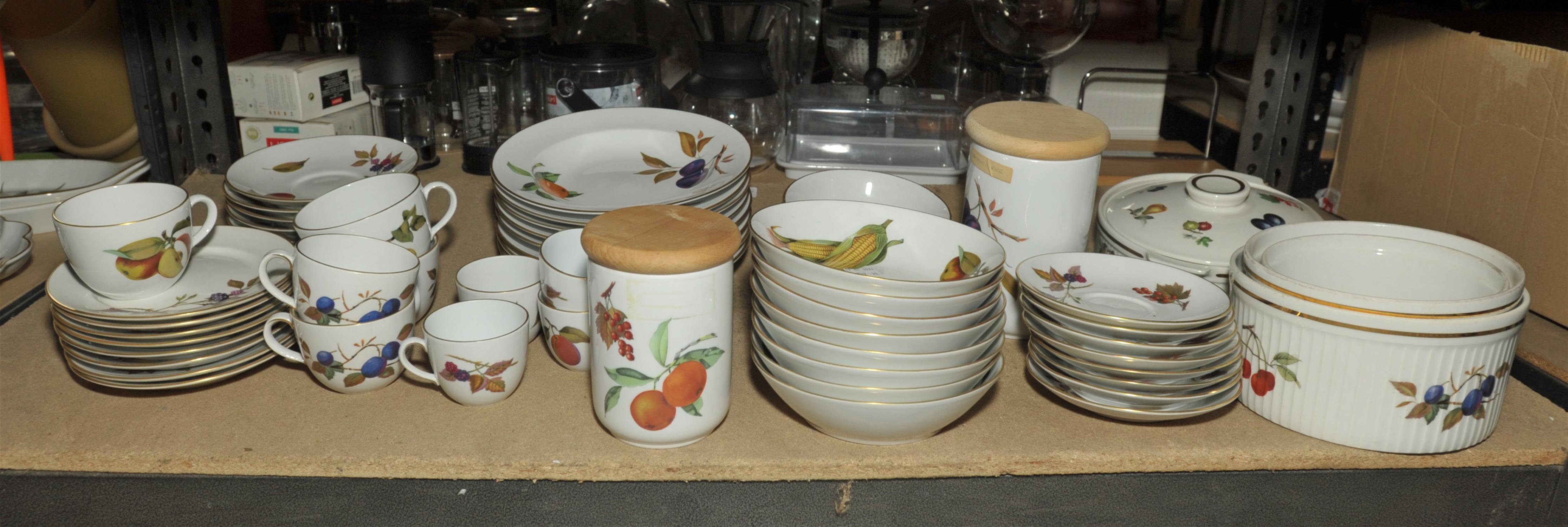 An extensive collection of Royal Worcester ' Evesham' pattern dinner and tea wares. (qty) - Image 8 of 8