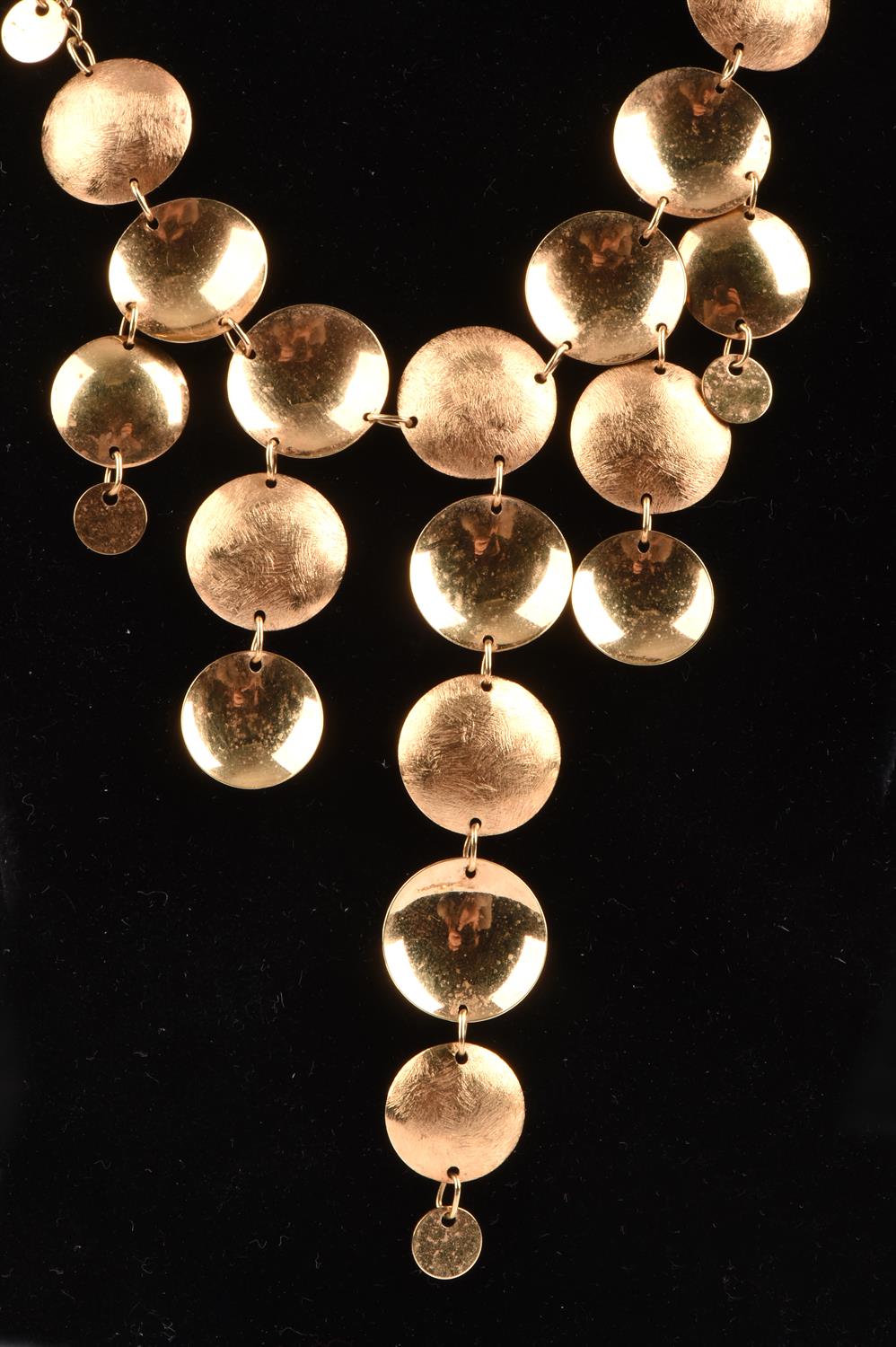 Italian gold fringe necklace, bracelet and earrings set, designed as multiple disc's of varying - Image 2 of 4