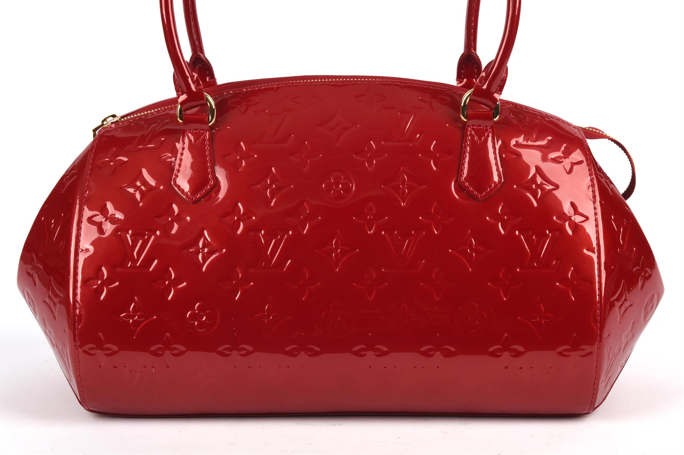 LOUIS VUITTON lipstick red Vernis varnished leather French Montana handbag with gold coloured - Image 2 of 8