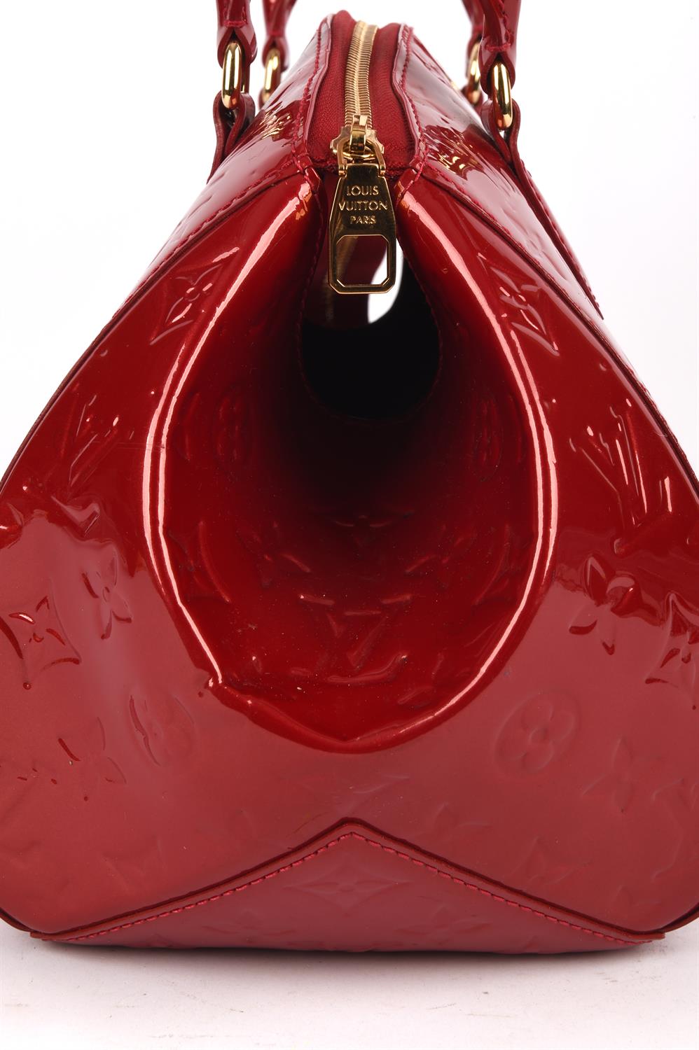 LOUIS VUITTON lipstick red Vernis varnished leather French Montana handbag with gold coloured - Image 4 of 8