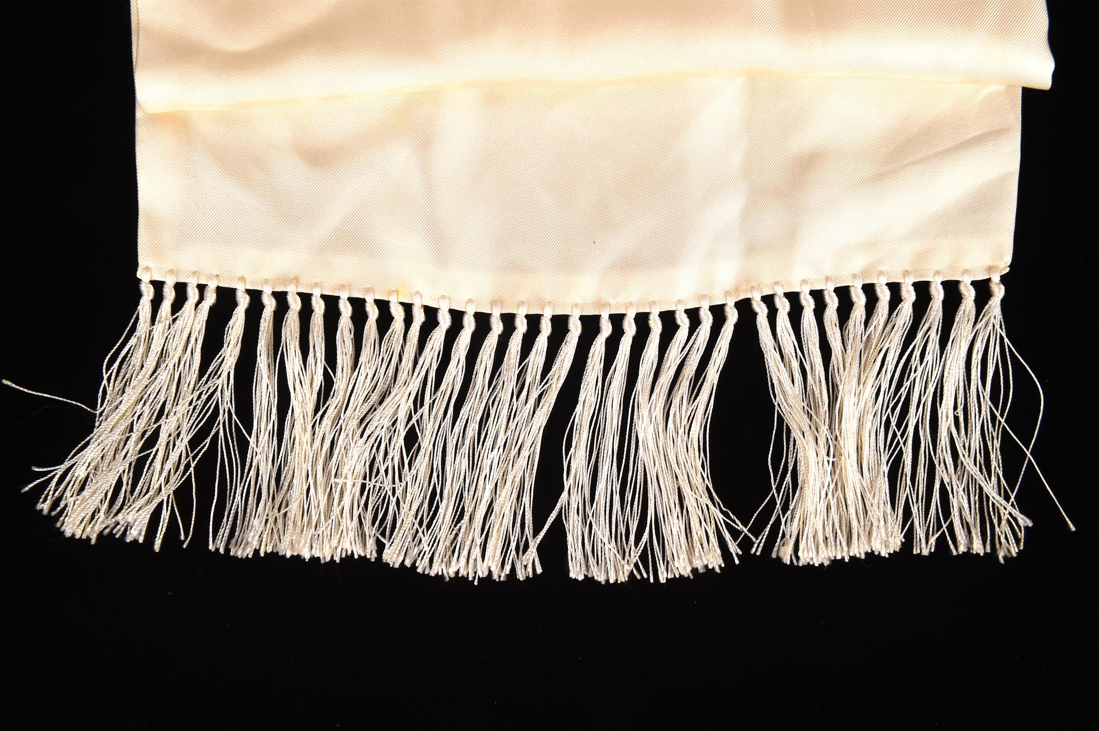 AKCO A gentleman's cream silk fringed evening scarf (Made in England.) - Image 2 of 4