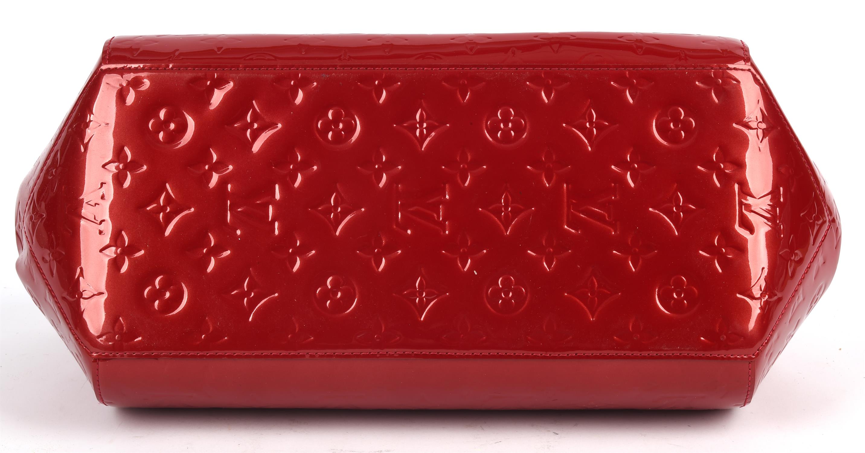 LOUIS VUITTON lipstick red Vernis varnished leather French Montana handbag with gold coloured - Image 7 of 8