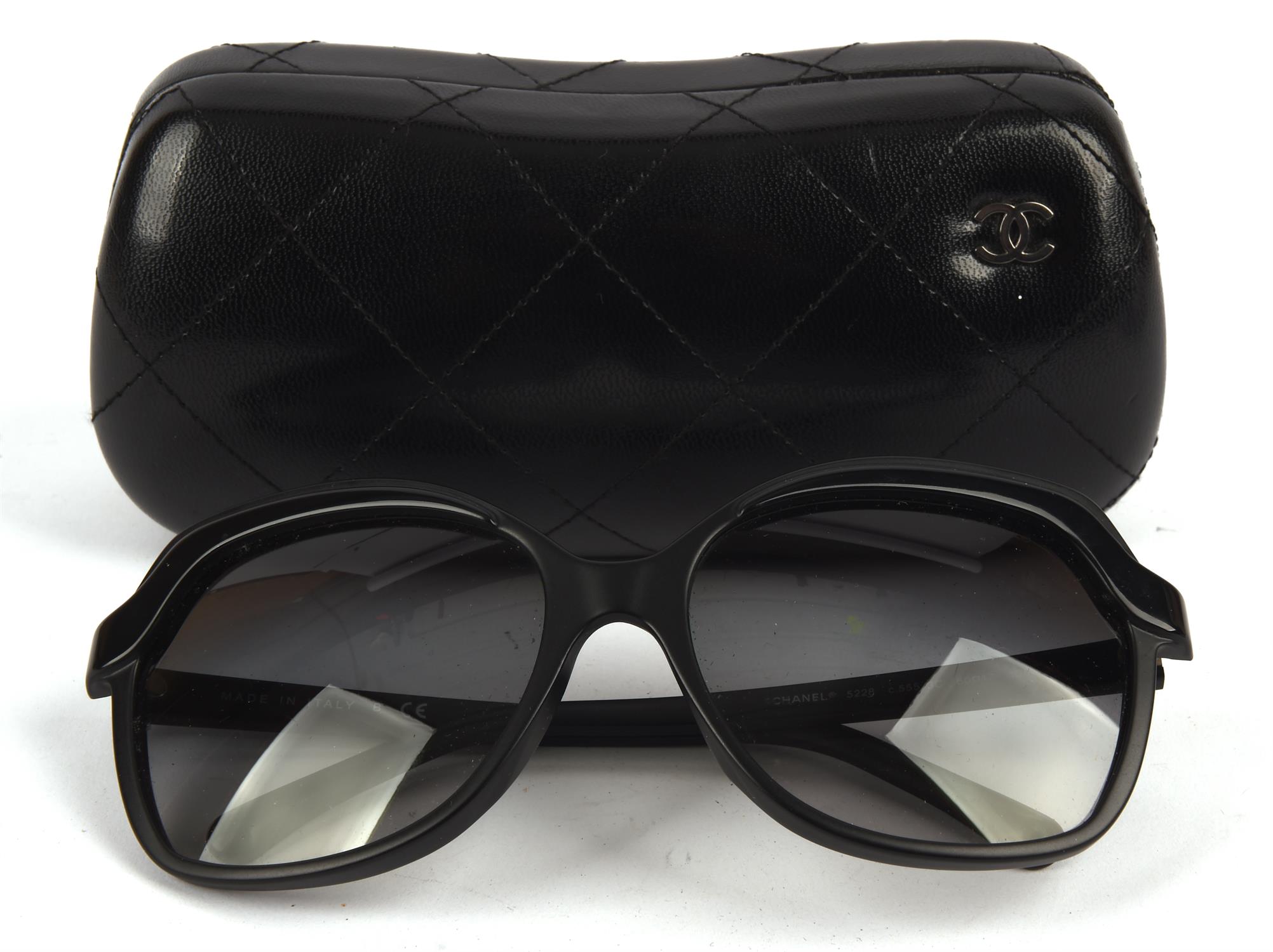 CHANEL a pair of ladies sunglasses in a black quilted case - Image 4 of 4