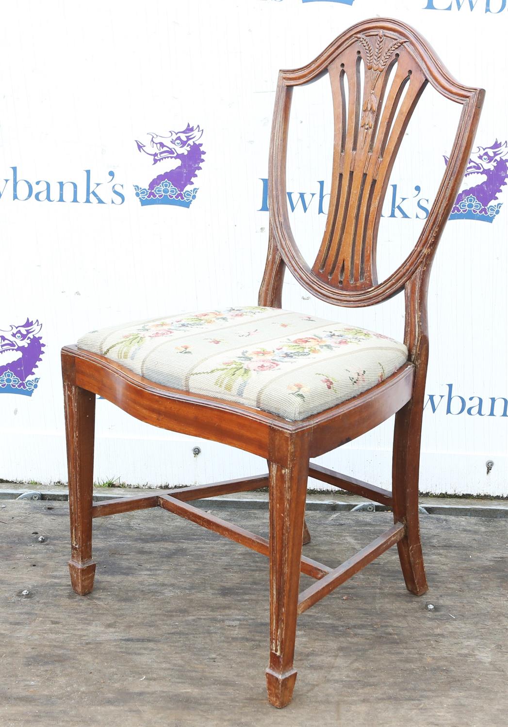 Set of six shield back mahogany Hepplewhite taste dining chairs, with drop in seats, 98cm high (6) - Image 2 of 3