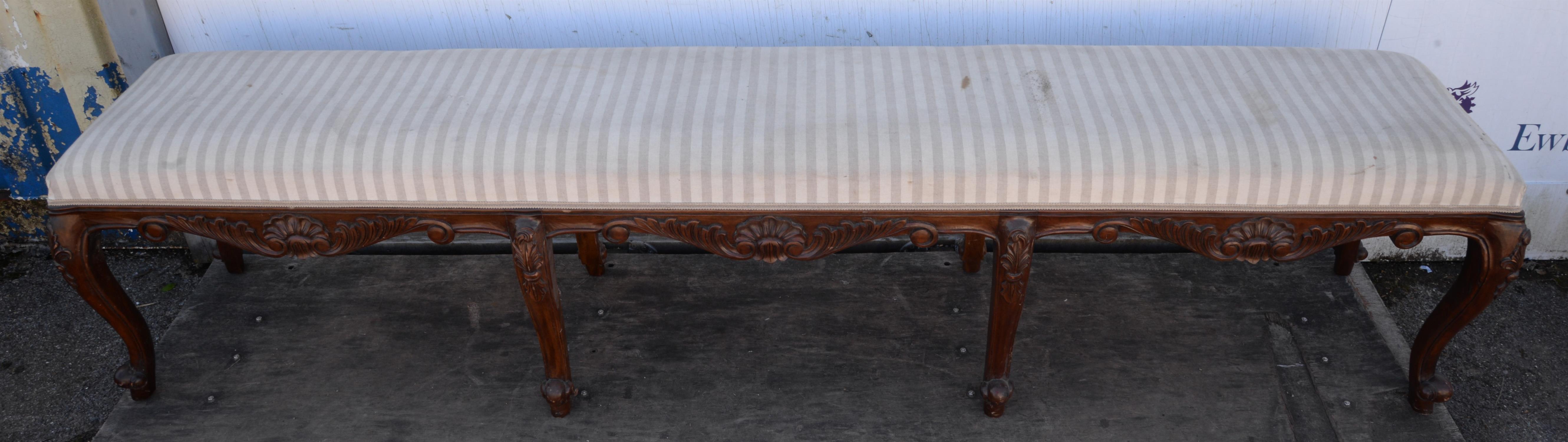 A long George II style mahogany hall stool, late 20th century, with striped fabric, - Bild 4 aus 4