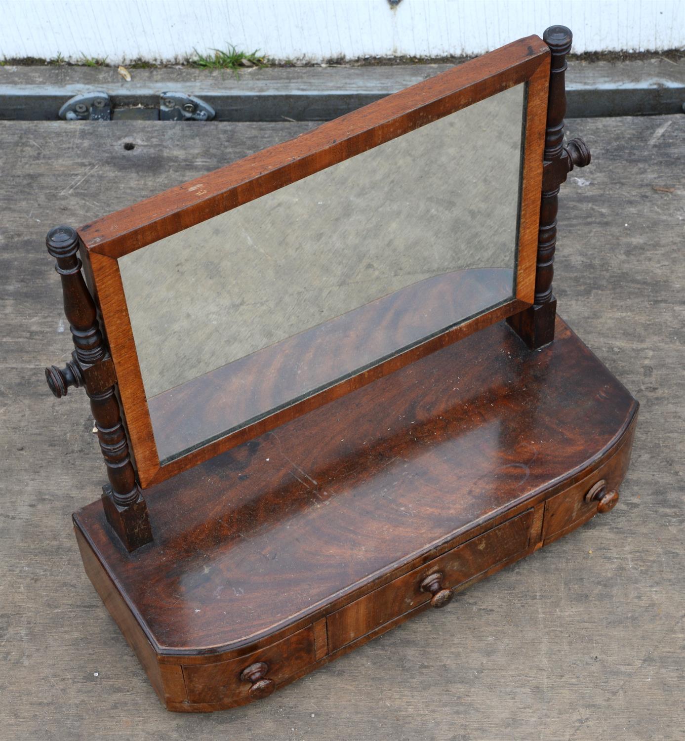 A George IV mahogany toilet mirror, of bowed form, H 47cm, W 48cm, D 19cm - Image 2 of 2