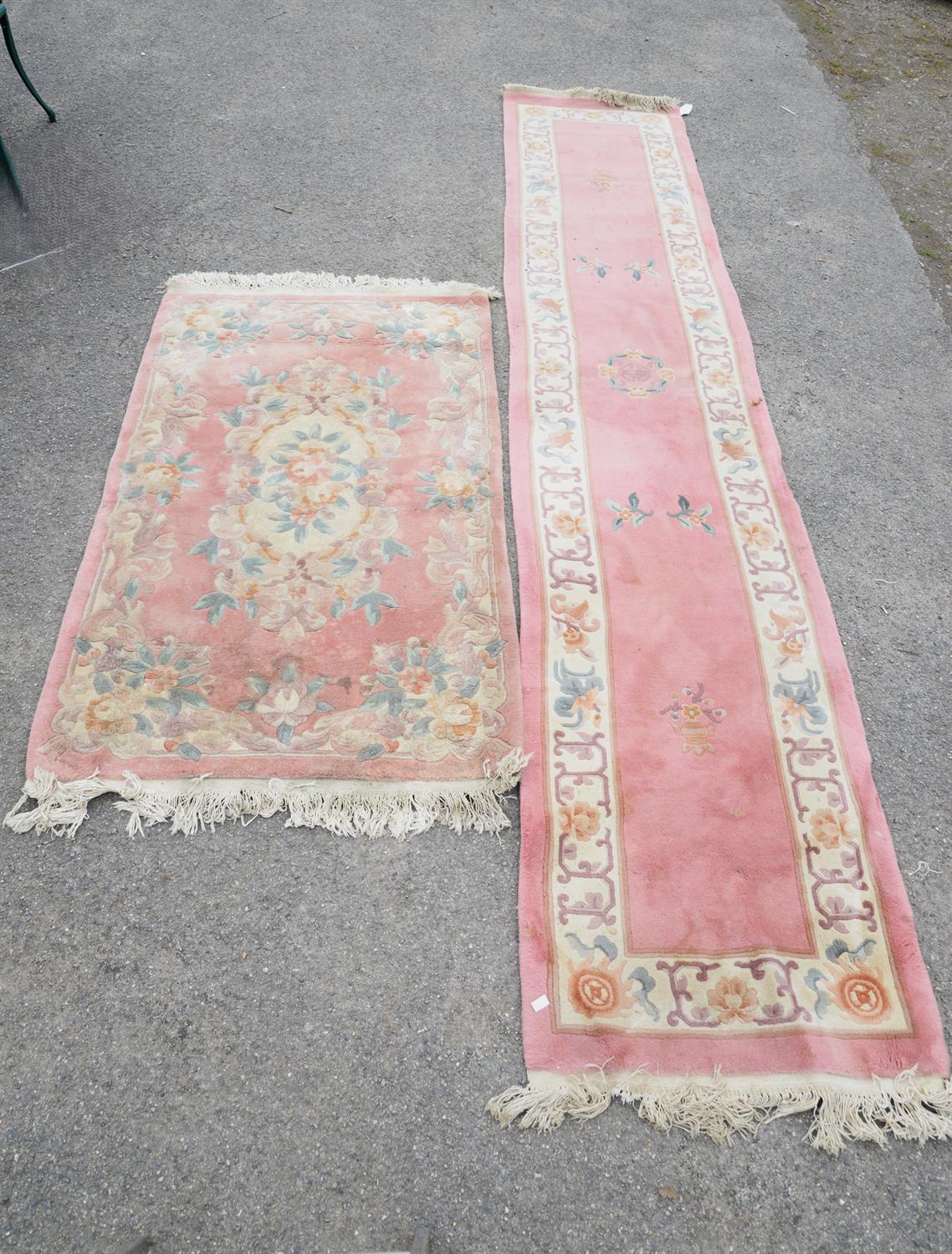 A 20th century Chinese runner with floral borders on a peach and pink ground 335 x 76cms together - Bild 4 aus 4