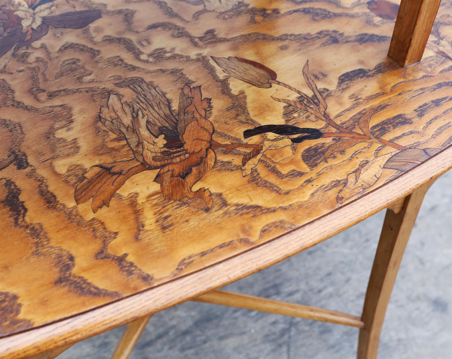 An Art Nouveau elm and inlaid two tier occasional table, 1900s, in the Majorelle style, - Bild 5 aus 6