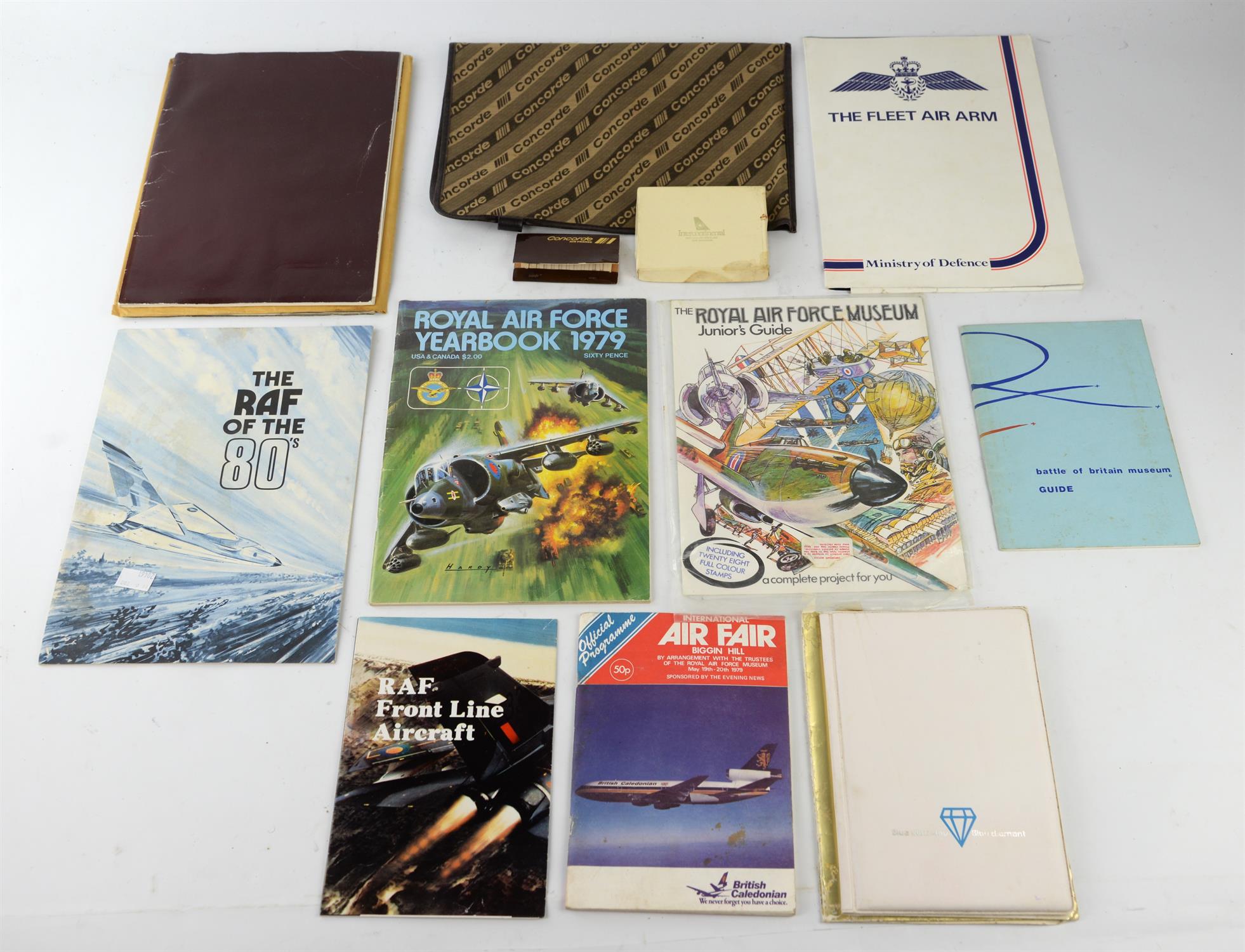 A group of aviation related collectables including ; Concorde, Air France and Quantas. (qty)