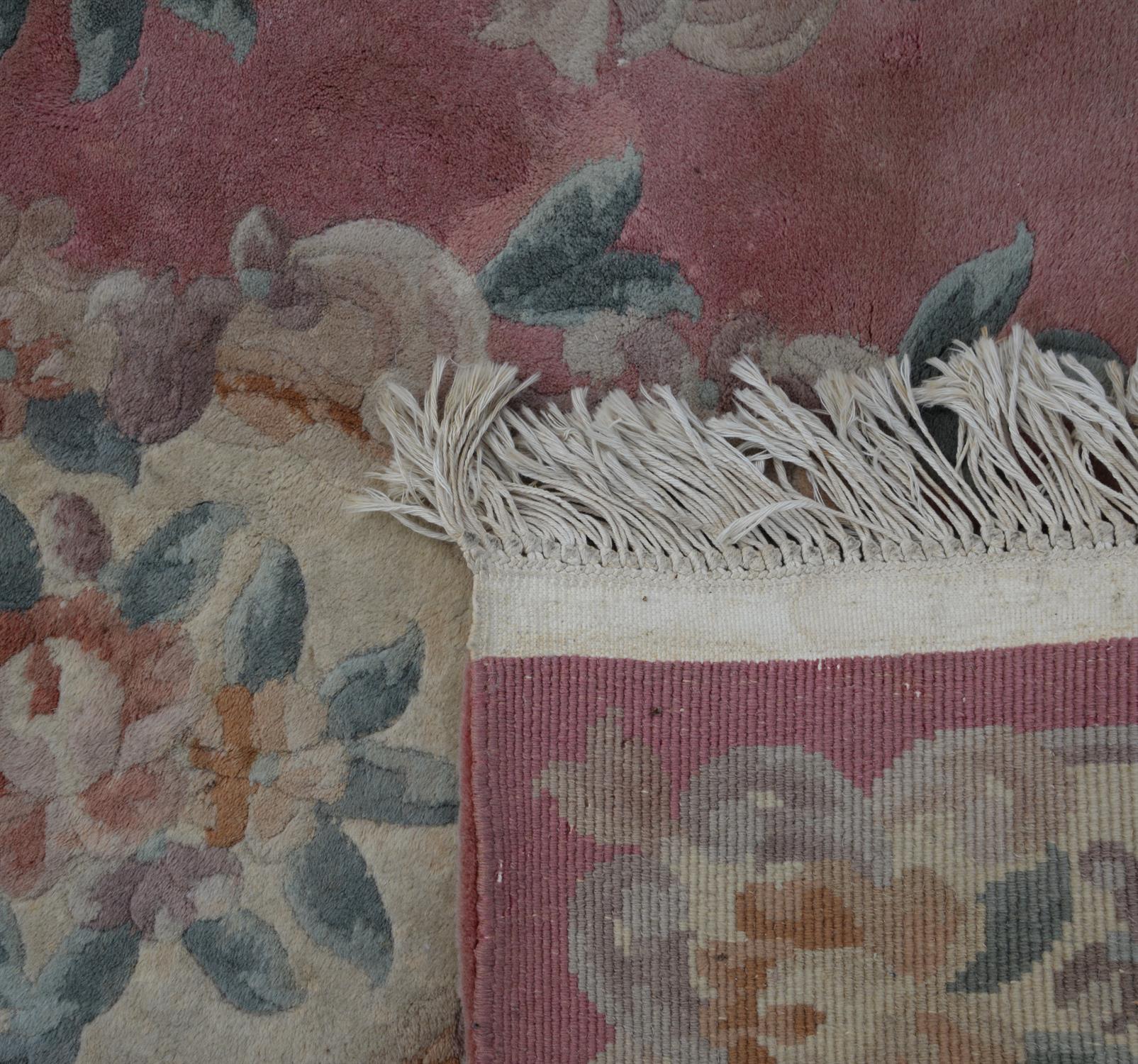 A 20th century Chinese runner with floral borders on a peach and pink ground 335 x 76cms together - Bild 2 aus 4