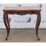 A French Louis XV style mahogany tea table, of serpentine outline, H 76cm, W 91cm, D 44cm