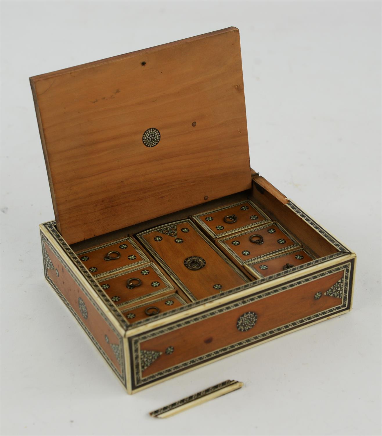 Anglo-Indian bone and metal inlaid box, 19th Century, with lifting lid to enclose seven segregated - Bild 3 aus 4