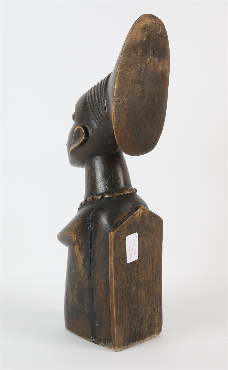 An African Ethnographic-style figure of a women, wearing a necklace, 43.5 cm high - Image 2 of 2