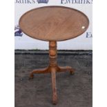 A George IV mahogany tilt-top tripod table, with a dished top, legs downswept, H 72cm, diam. 55cm