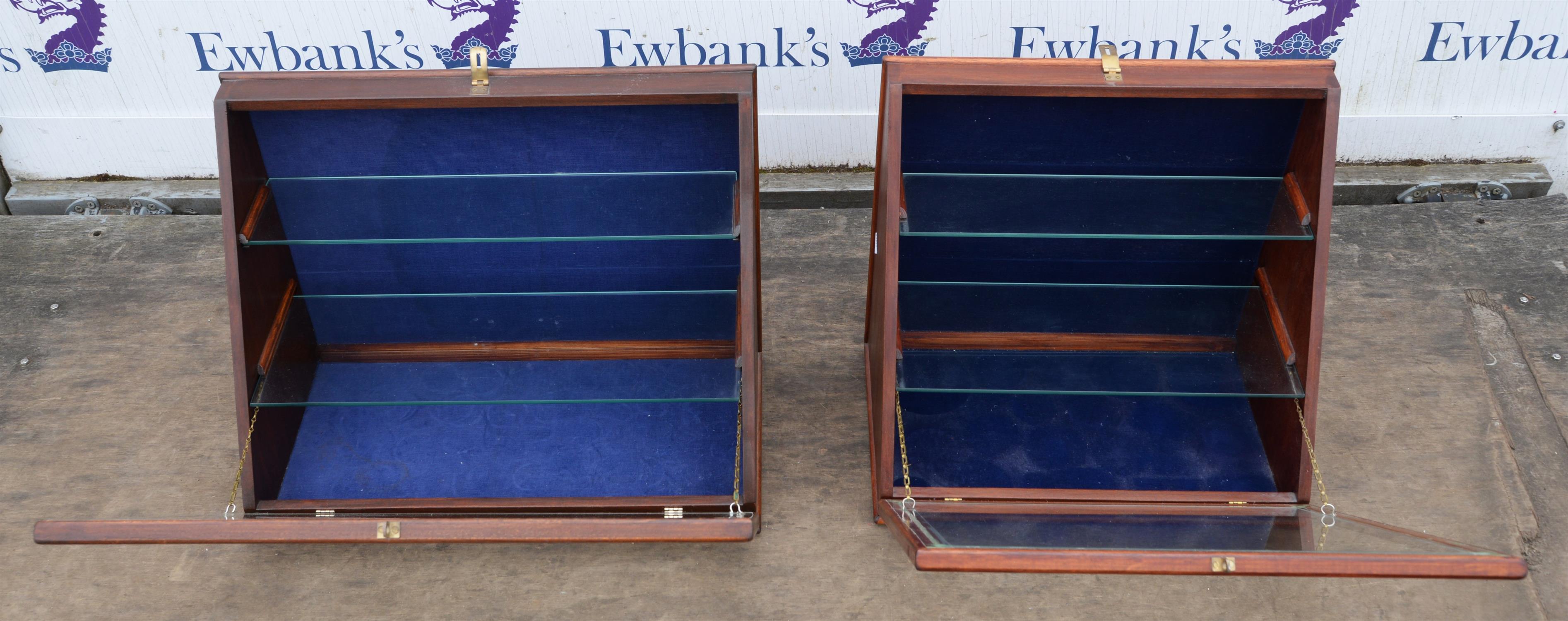 Two modern mahogany table display cabinets, of wedge shaped form, the moulded glazed panels opening - Image 2 of 2