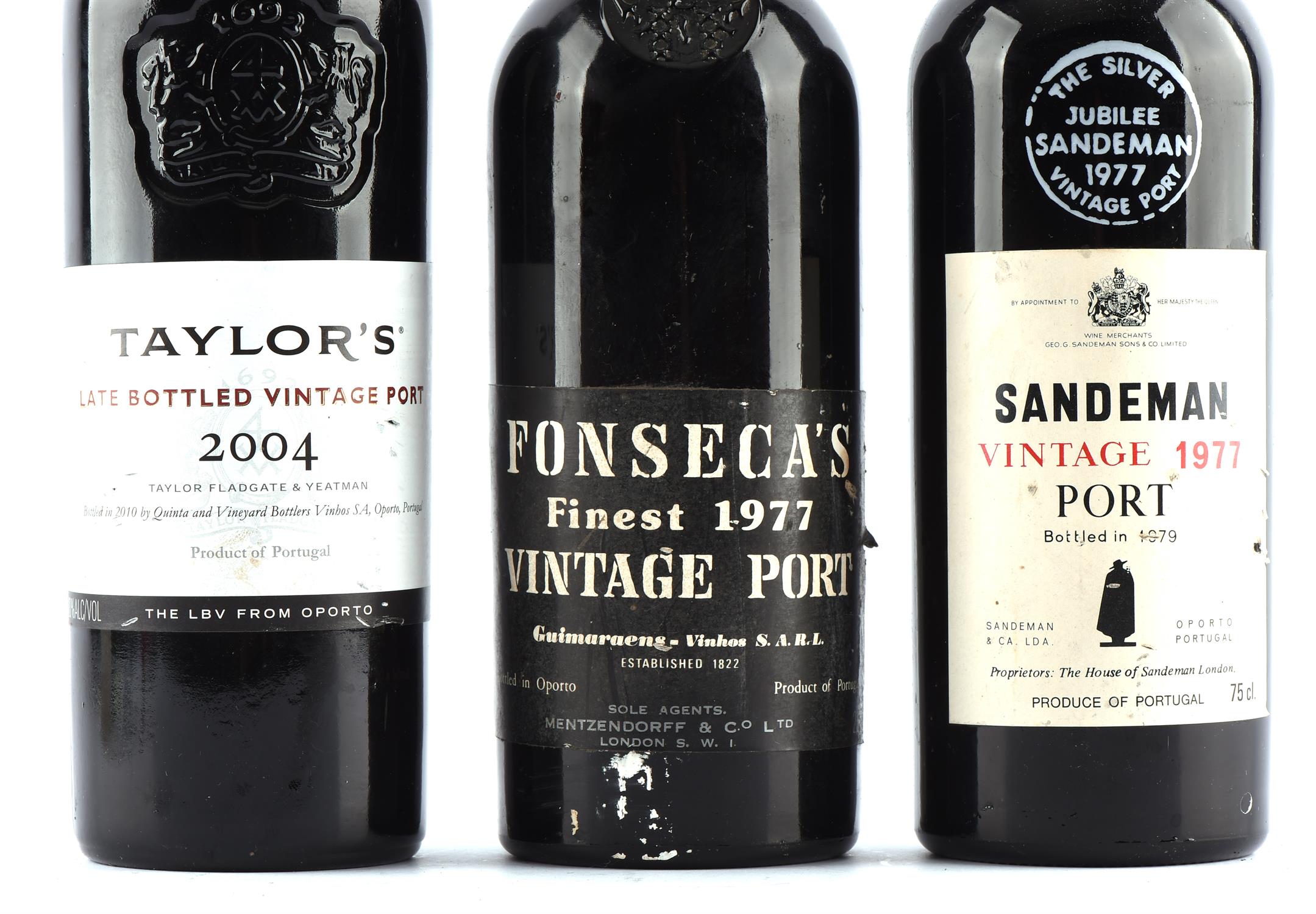 Port, Three bottles of port comprising ; 1977 Sandman vintage, 1977 Fonseca's vintage and a 2004 - Bild 2 aus 4