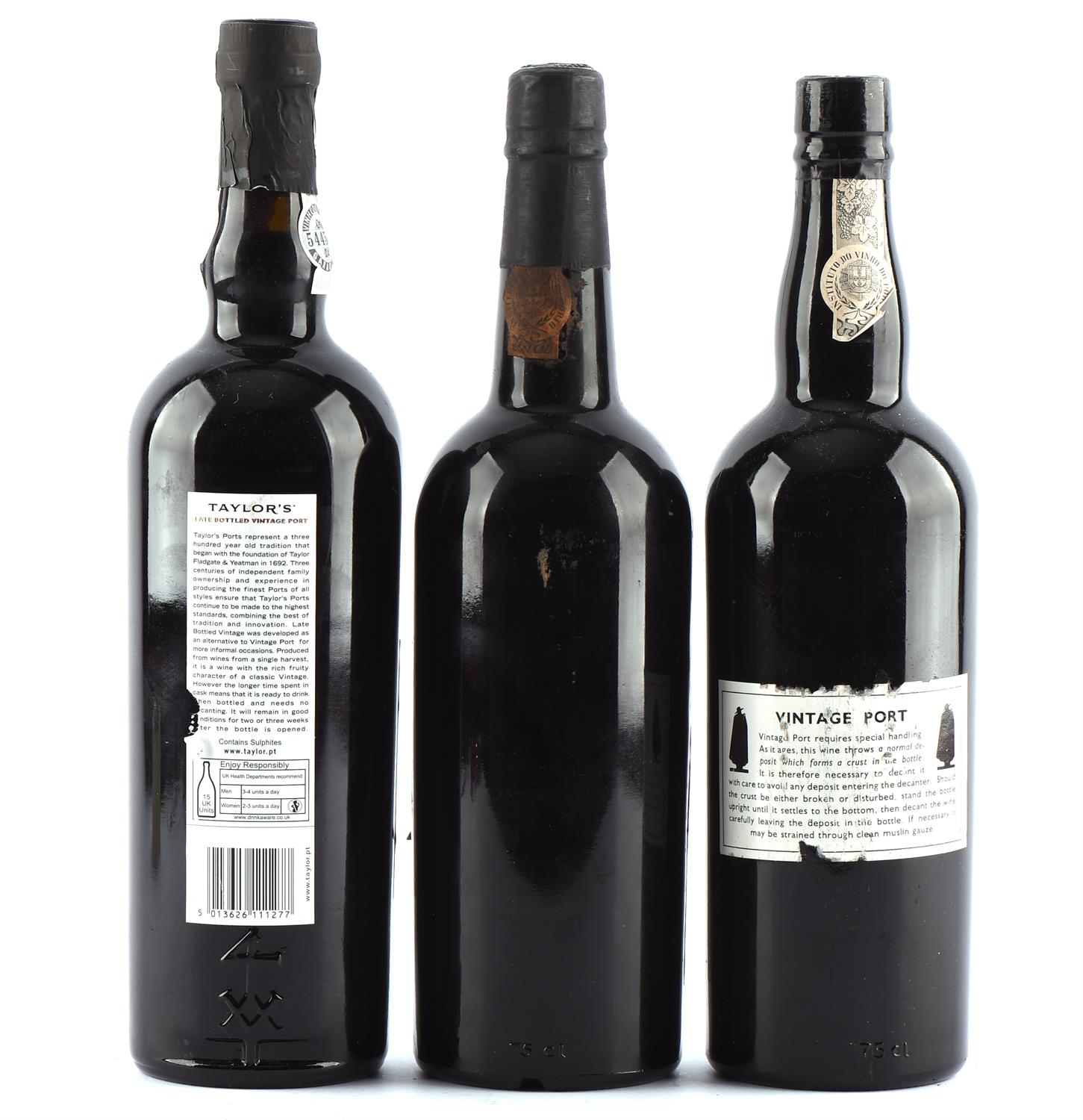 Port, Three bottles of port comprising ; 1977 Sandman vintage, 1977 Fonseca's vintage and a 2004 - Bild 4 aus 4