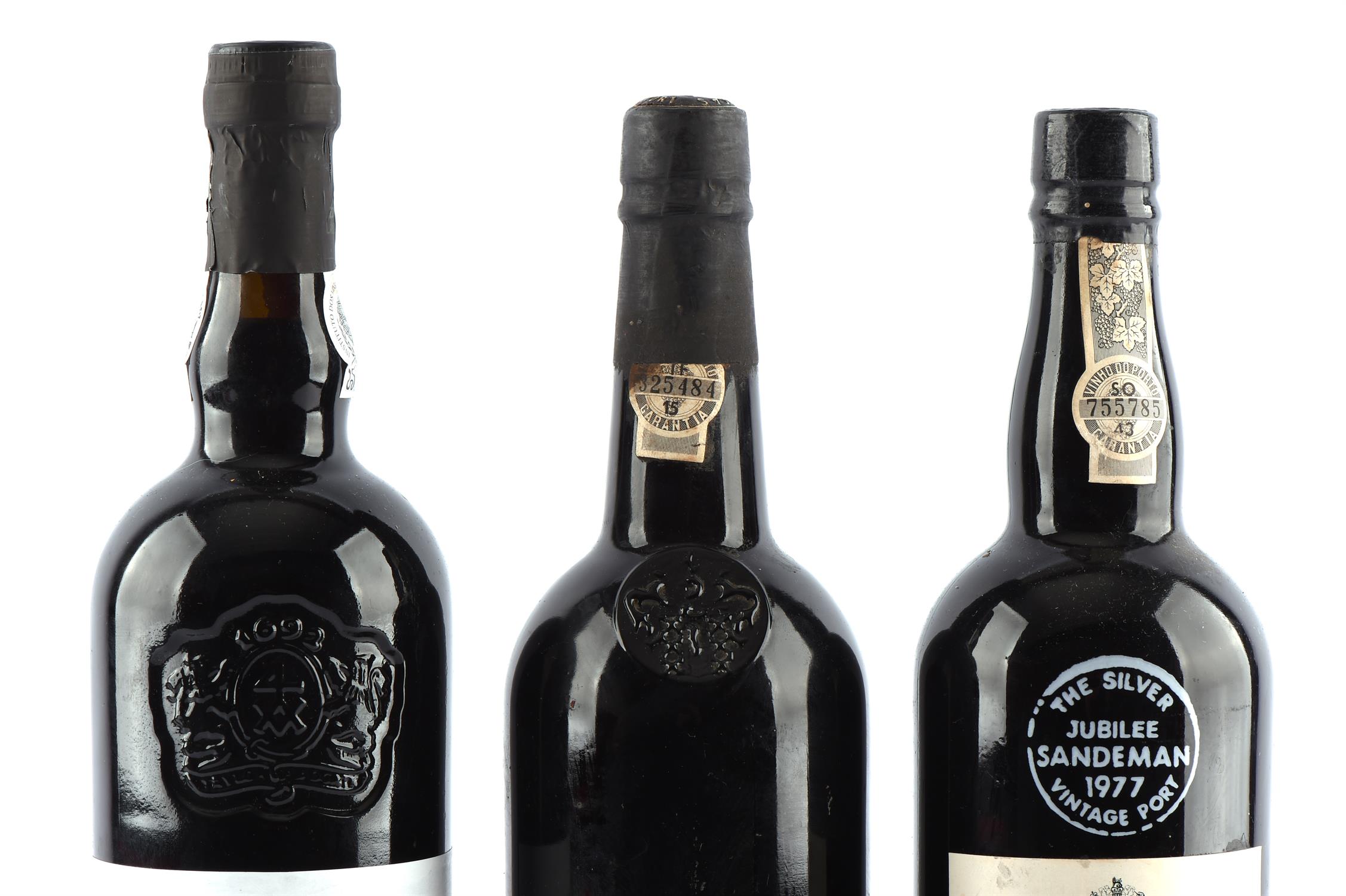 Port, Three bottles of port comprising ; 1977 Sandman vintage, 1977 Fonseca's vintage and a 2004 - Bild 3 aus 4