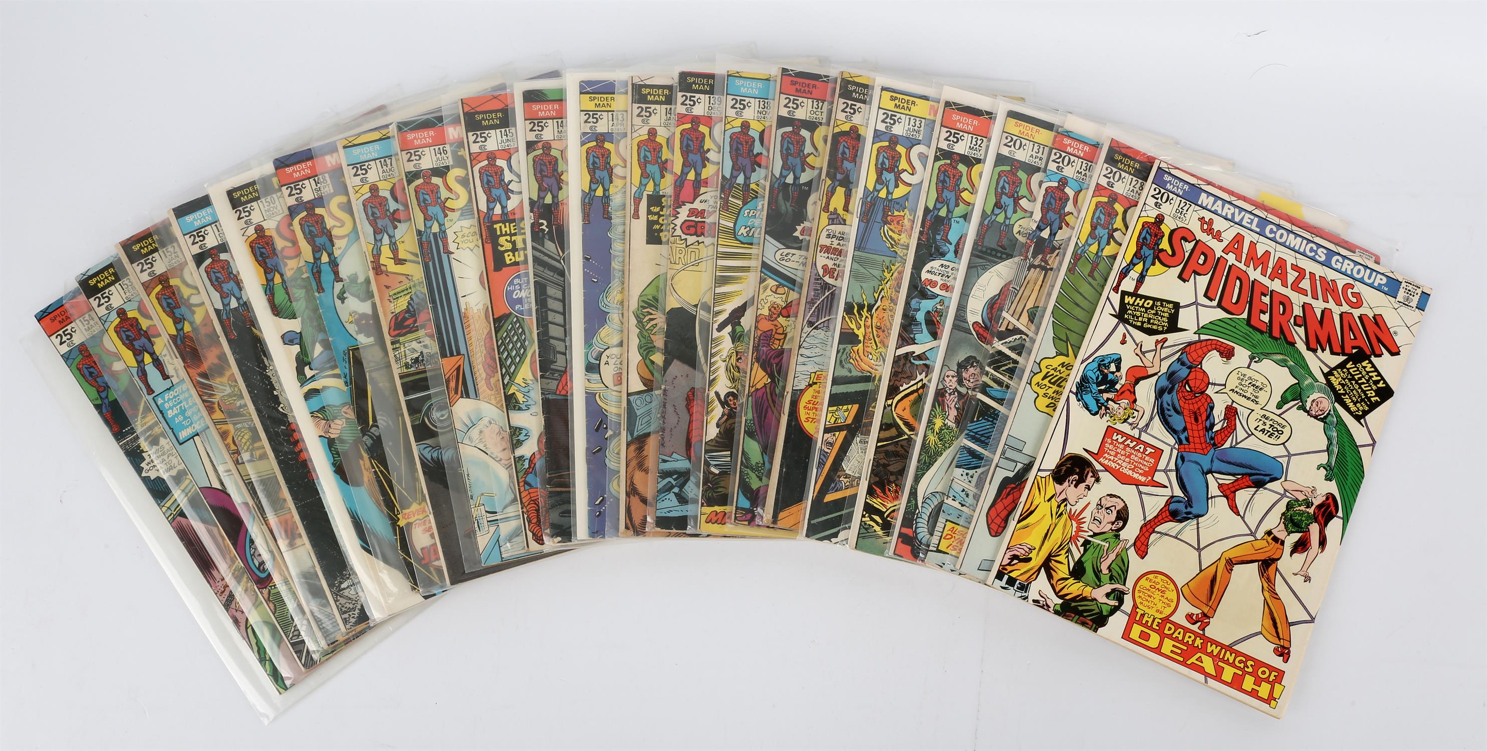 Marvel Comics: A group of 22 The Amazing Spider-Man comics featuring notable issues and first