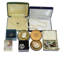 Assorted costume jewellery, to include a late 19th century gilt shell cameo brooch