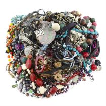 Bag of assorted costume jewellery