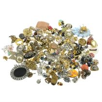 Assorted bag of early 20th & later jewellery